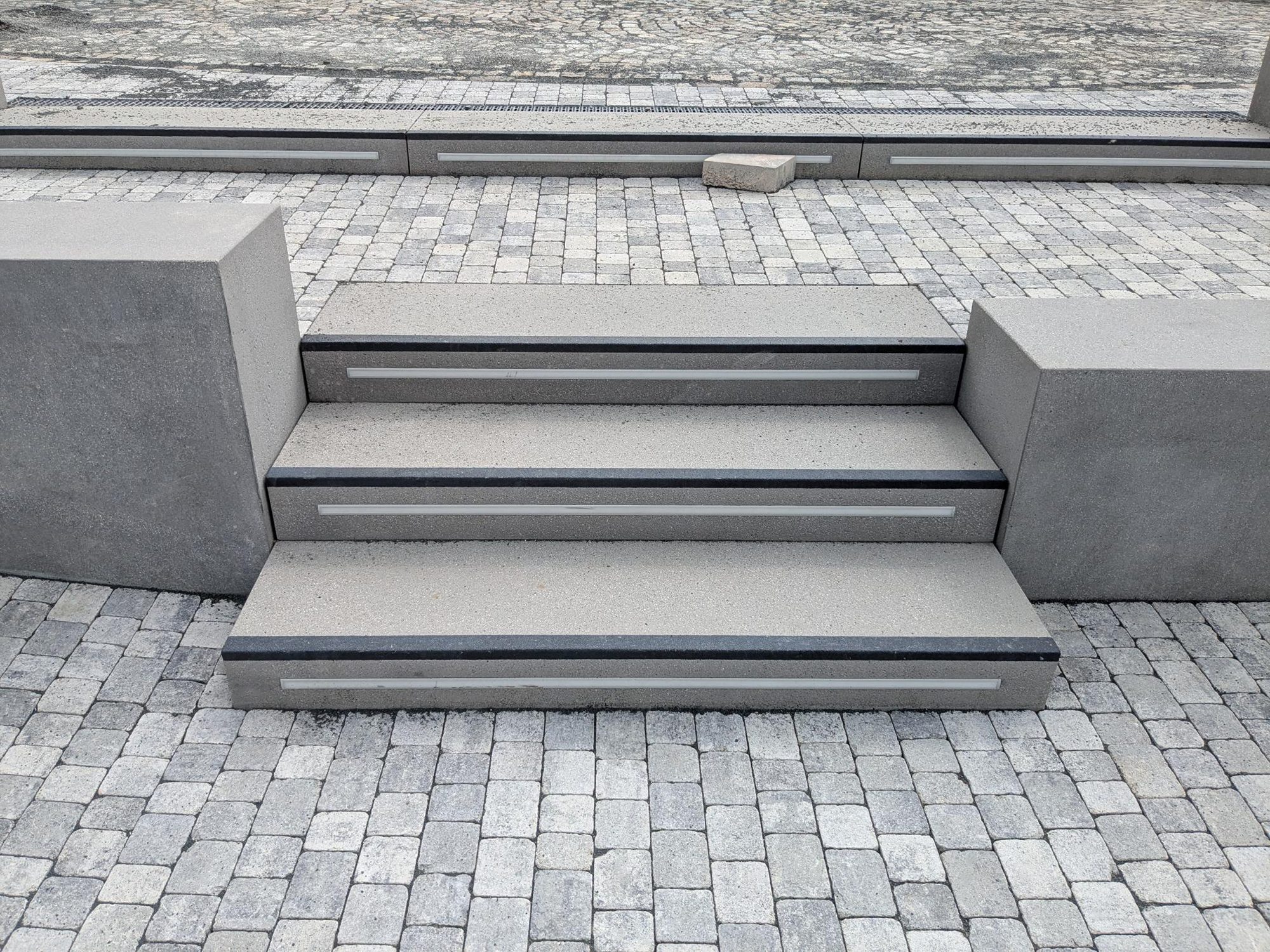 REF_Bad_Berleburg_Marktplatz_Cheops_Exclusiv_Linear_grigio_Fertigteile_sky_jet_15