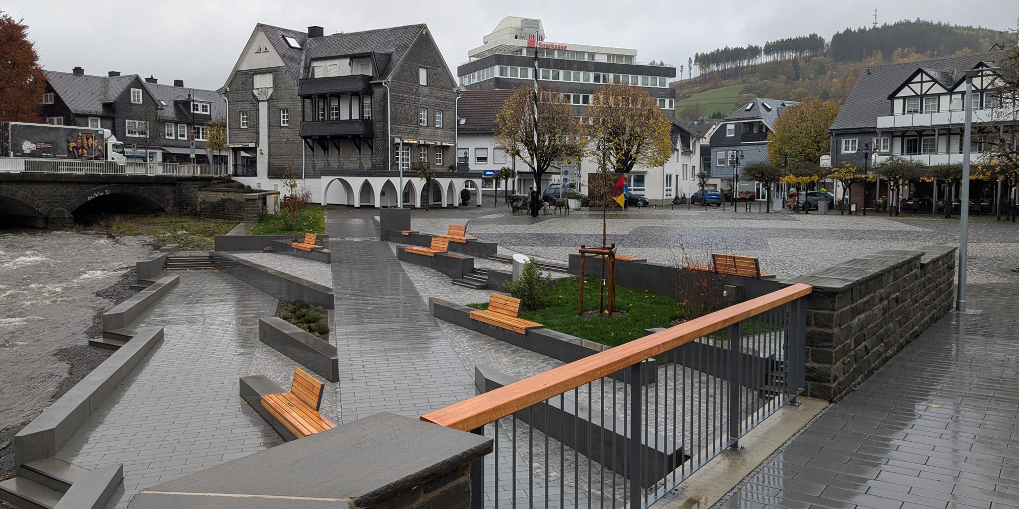 REF_Bad_Berleburg_Marktplatz_Cheops_Exclusiv_Linear_grigio_Fertigteile_sky_jet_Ende_Regen_02