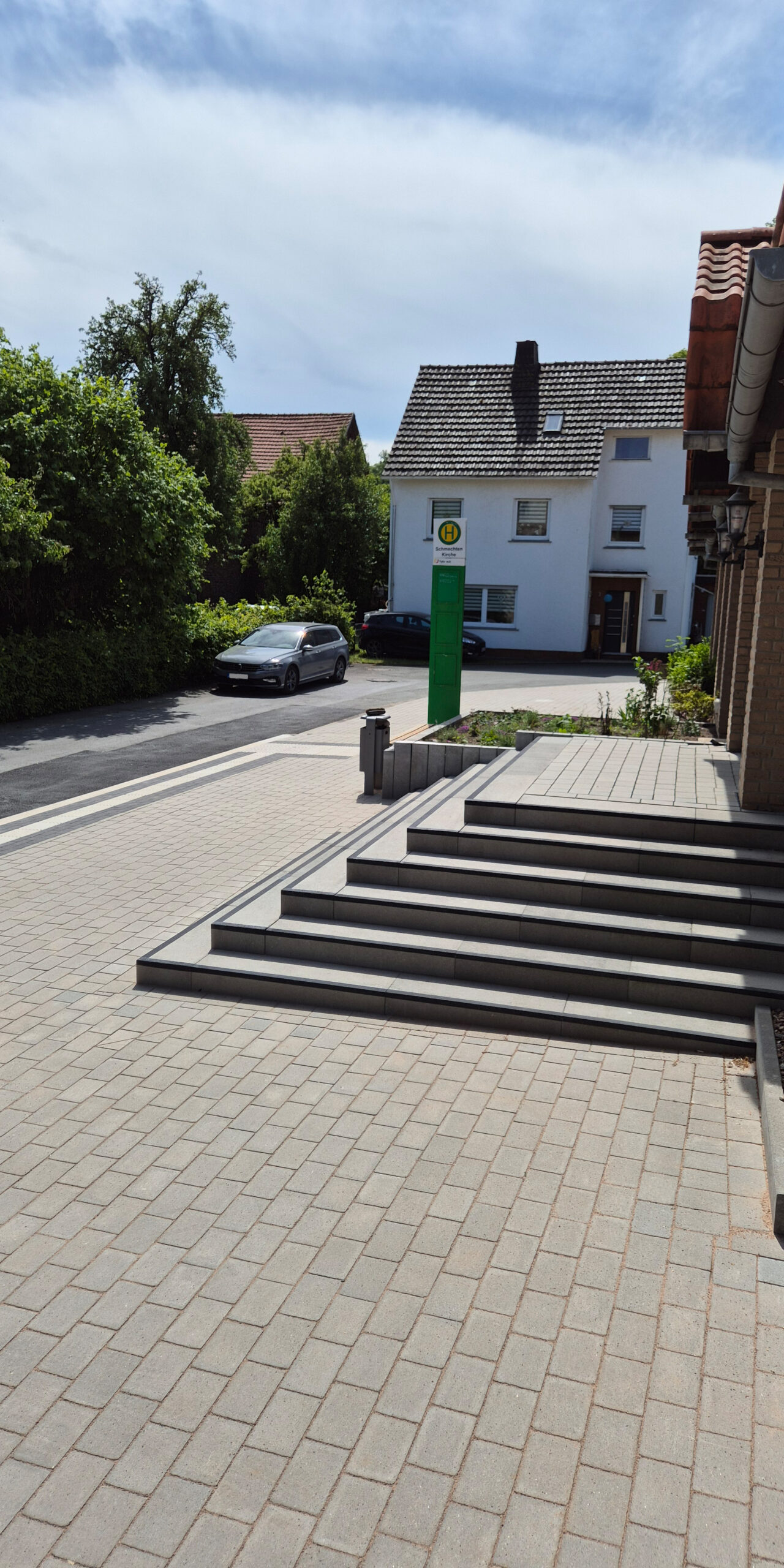 REF_Cheops_Softik_granit-quarzit_Disenio_Stufen_Markierung_Umgesstaltung_Dorfplatz_Brakel_04
