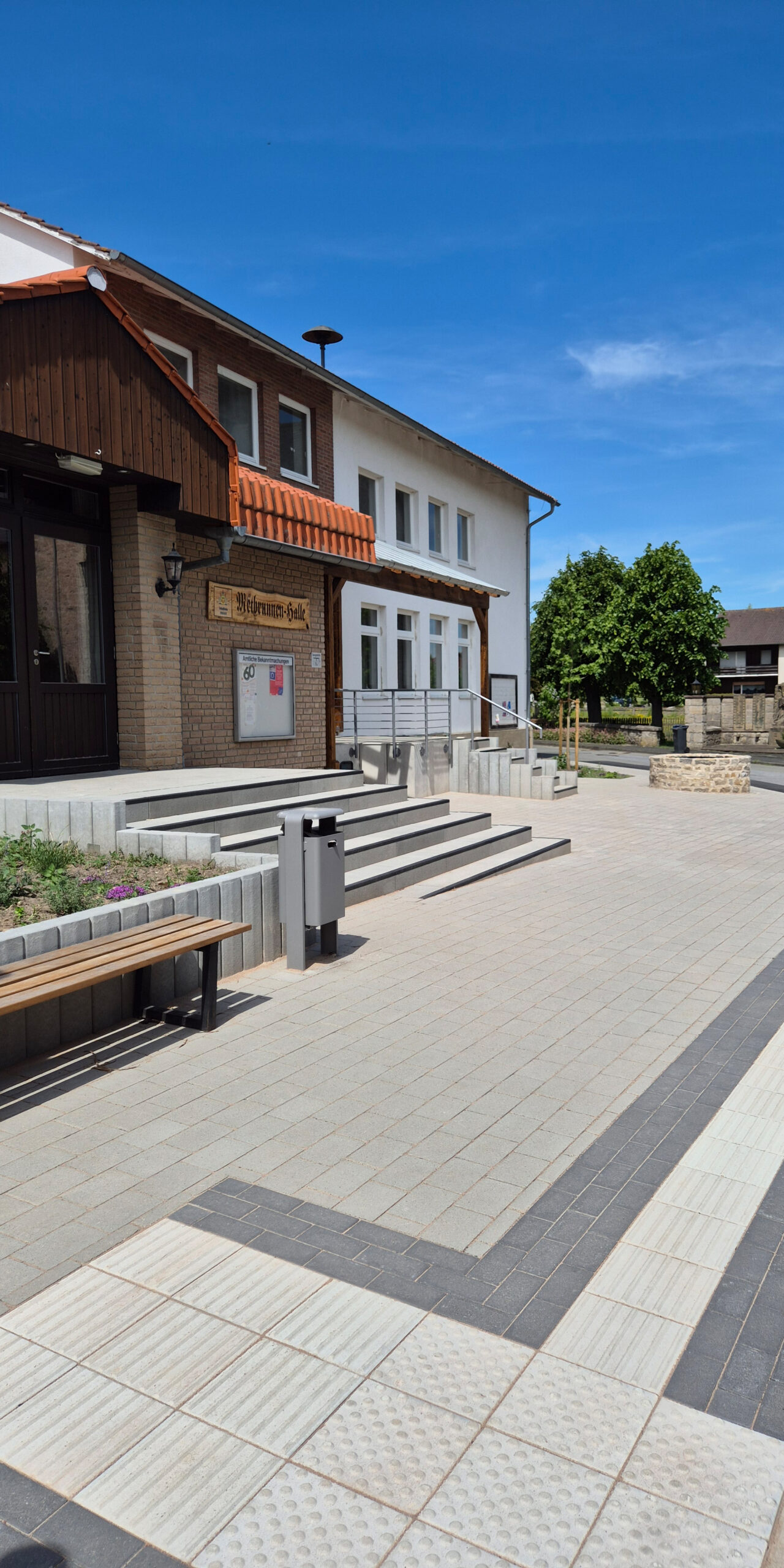 REF_Cheops_Softik_granit-quarzit_Disenio_Stufen_Markierung_Umgesstaltung_Dorfplatz_Brakel_05