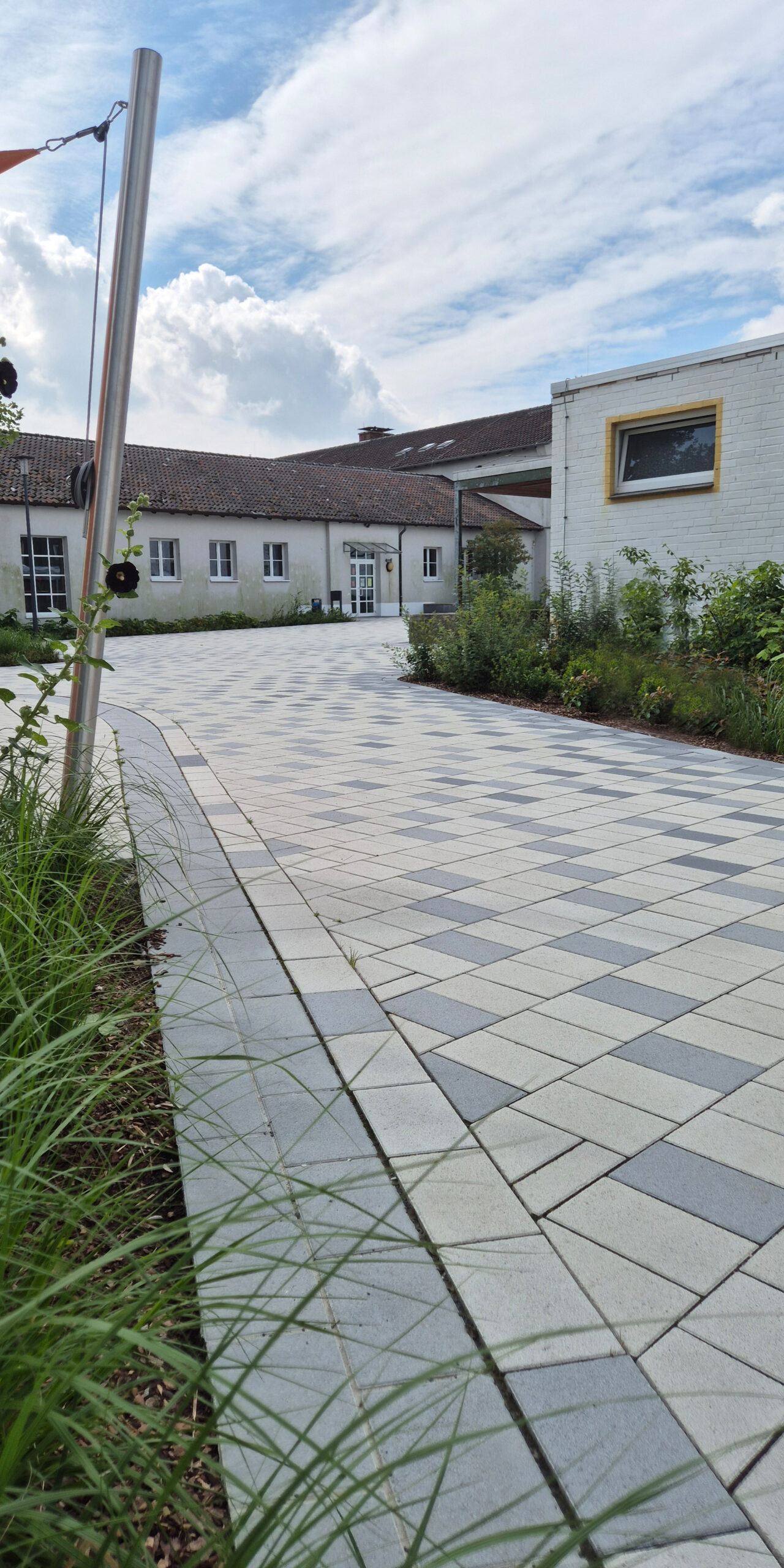 REF_Lippstadt_GS_am_Weinberg_Quader_Linear_sonderfarbe_grau_Cheops_SV_Natura_basalt-quarzit_02