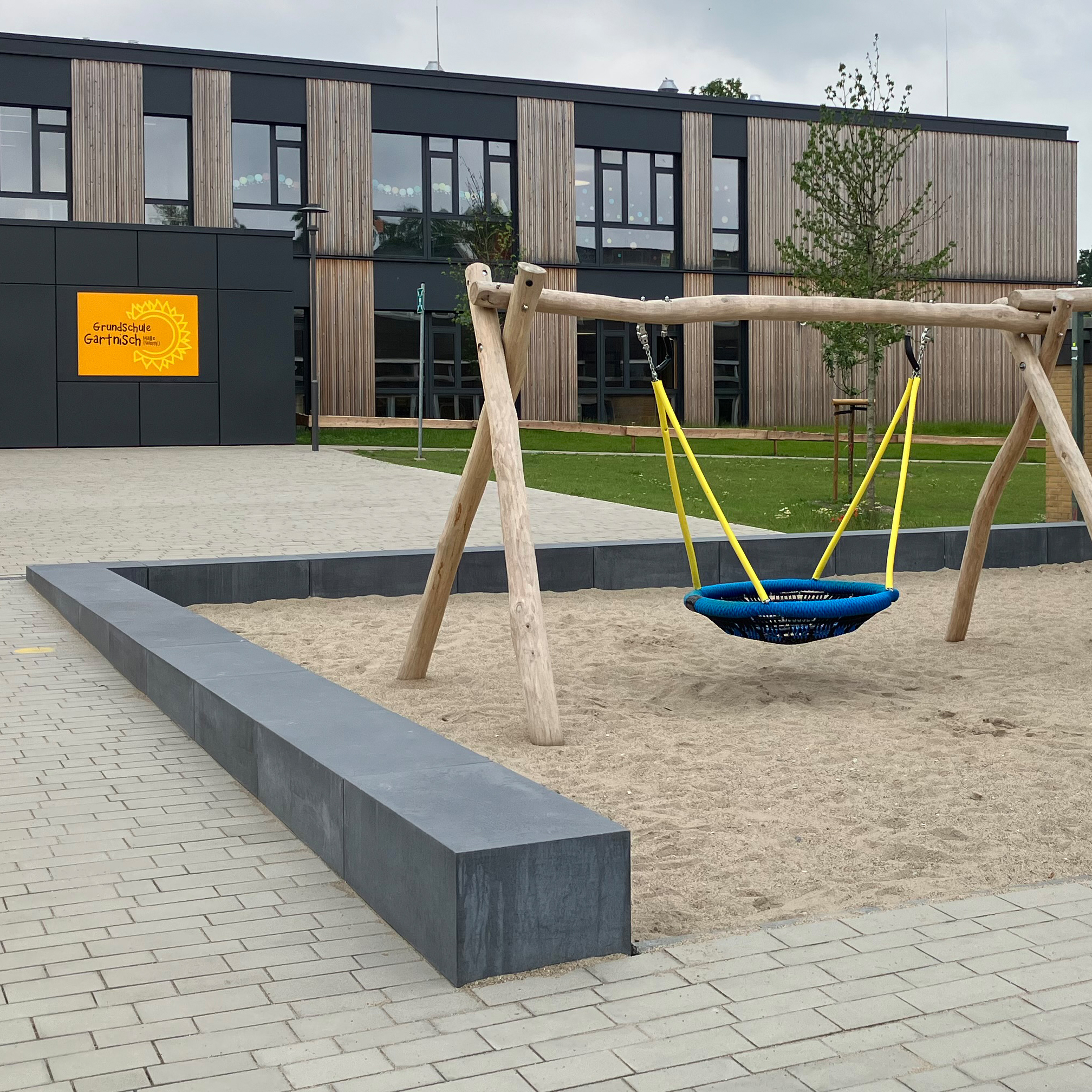 Titel_1000x1000REF_Halle-Westf_Grundschule_Gartnisch_Fertigteile_03_Architekturbeton_Fertigteile_03
